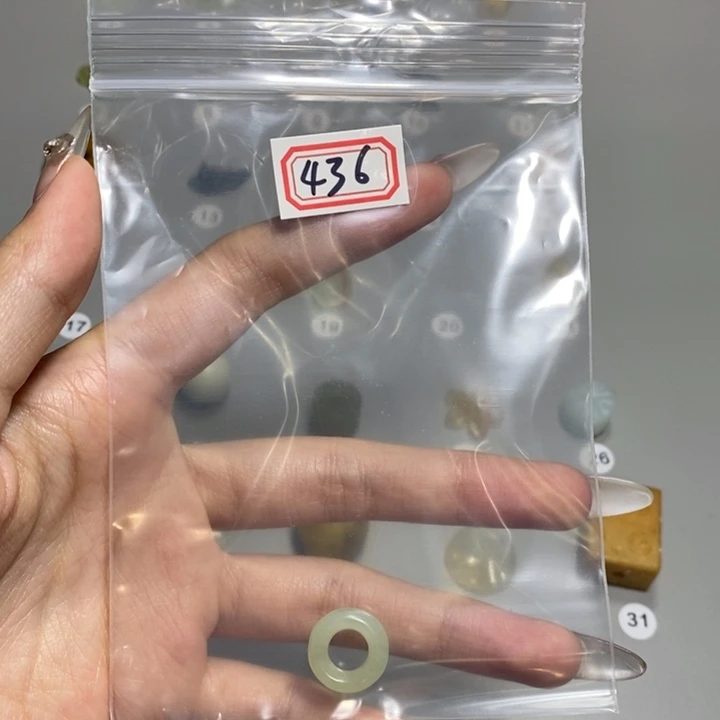 蛇纹石玉颈饰未镶嵌天****间