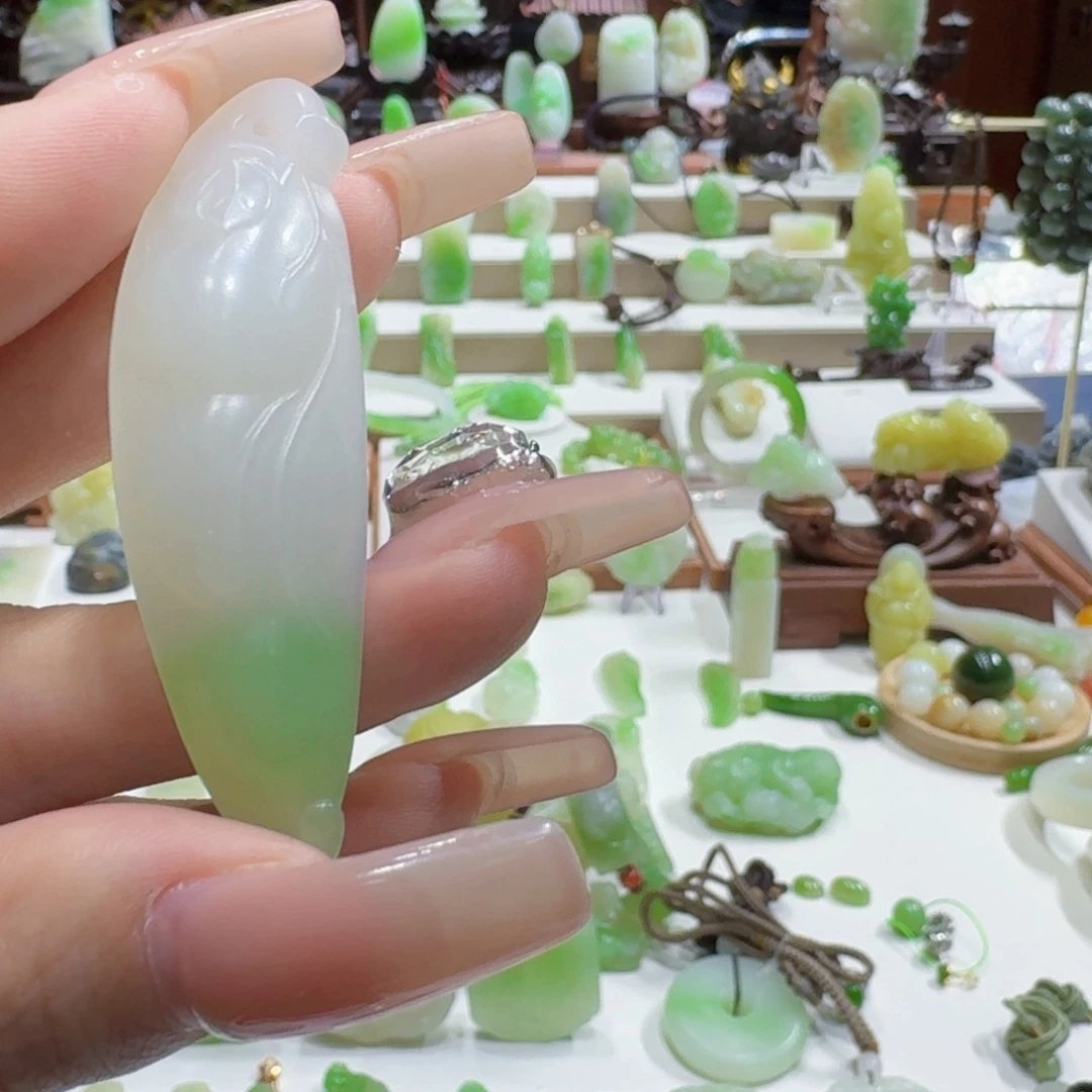 和田玉（翠青玉）未镶嵌挂件白底翠福豆