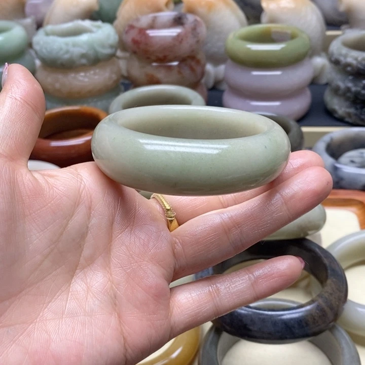 石英岩玉手镯未镶嵌