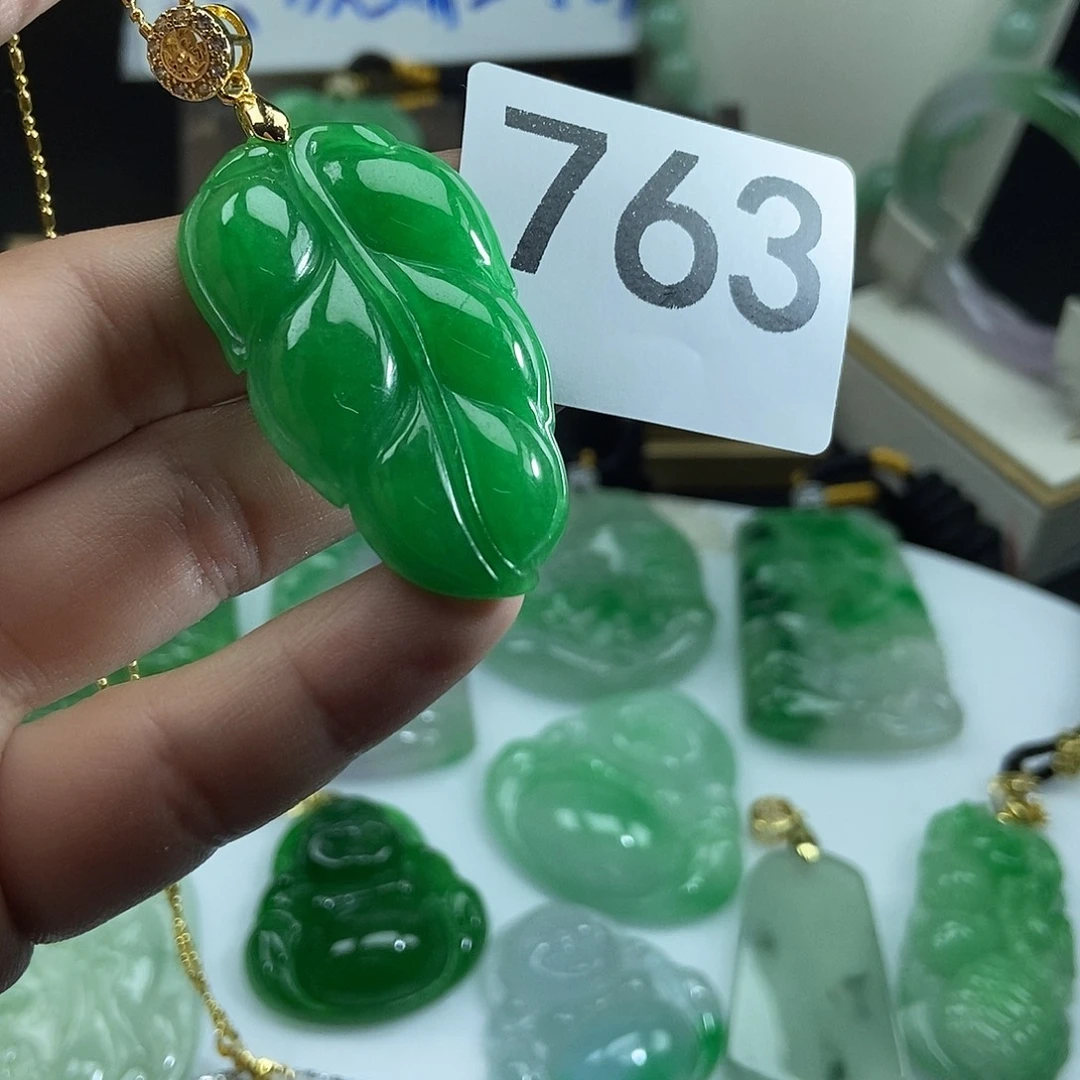 翡翠未镶嵌吊坠(赠链)