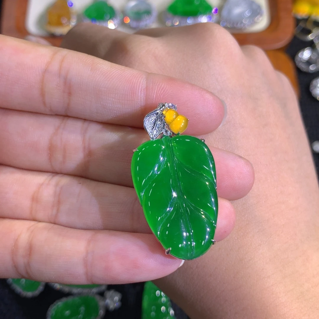 翡翠18K金镶嵌颈饰8888899