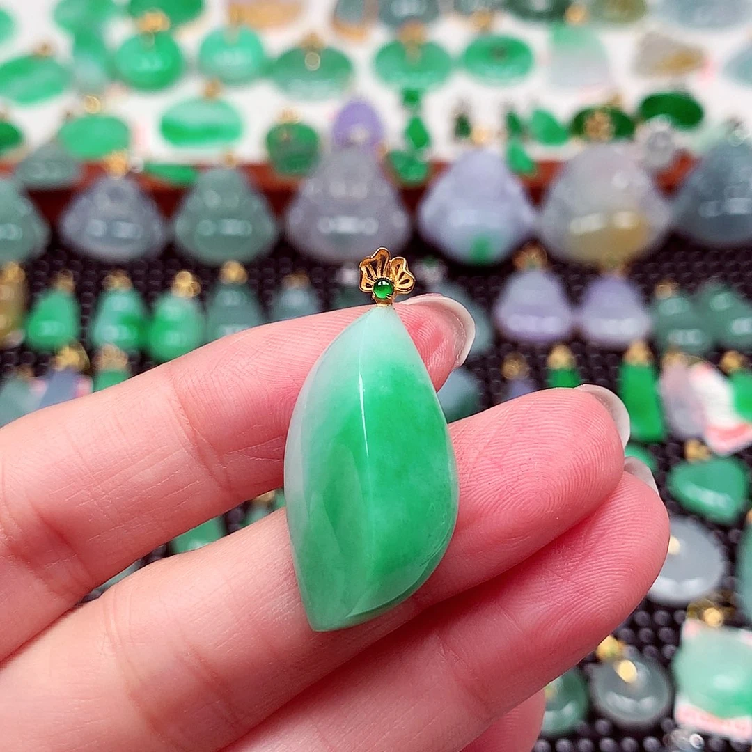 翡翠18K金镶嵌颈饰