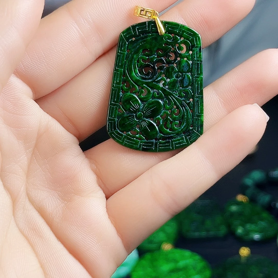 颈饰18K金镶嵌翡翠多样性