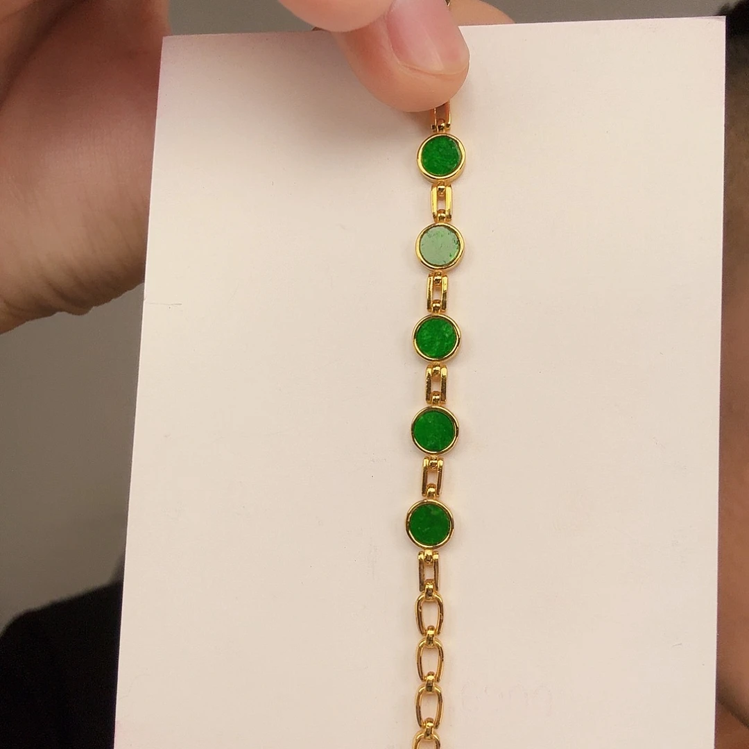 翡翠未镶嵌颈饰一件