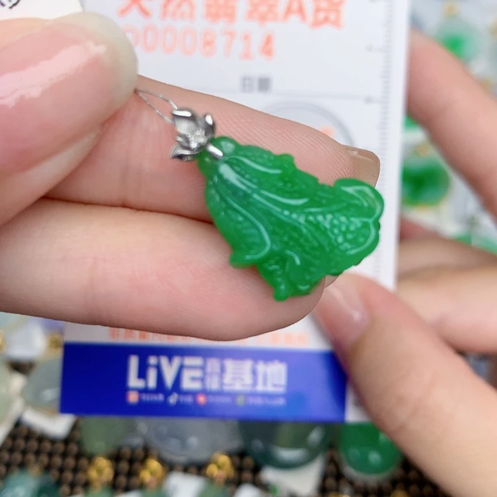 颈饰18K金镶嵌翡翠白菜