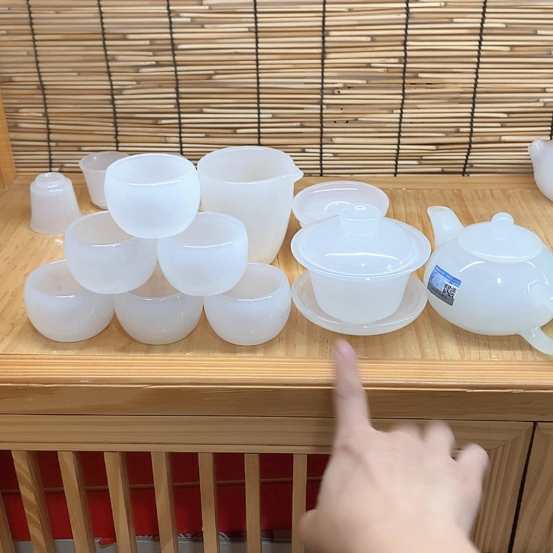 琉璃手工艺品白玉一套小杯加4个，茶壶1