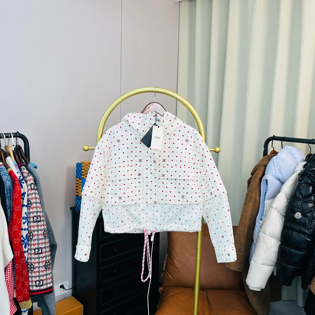 Fendi/芬迪 红心满印冲锋衣 38码 全新带吊牌