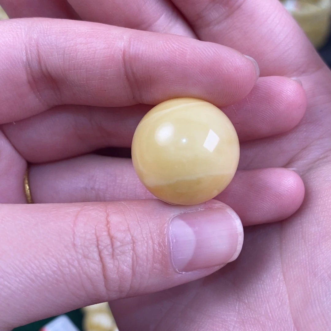 金***座蜜蜡未镶嵌珠宝奇石