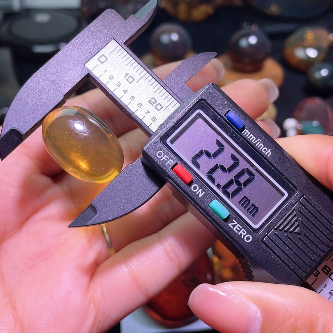 琥珀裸石未镶嵌？