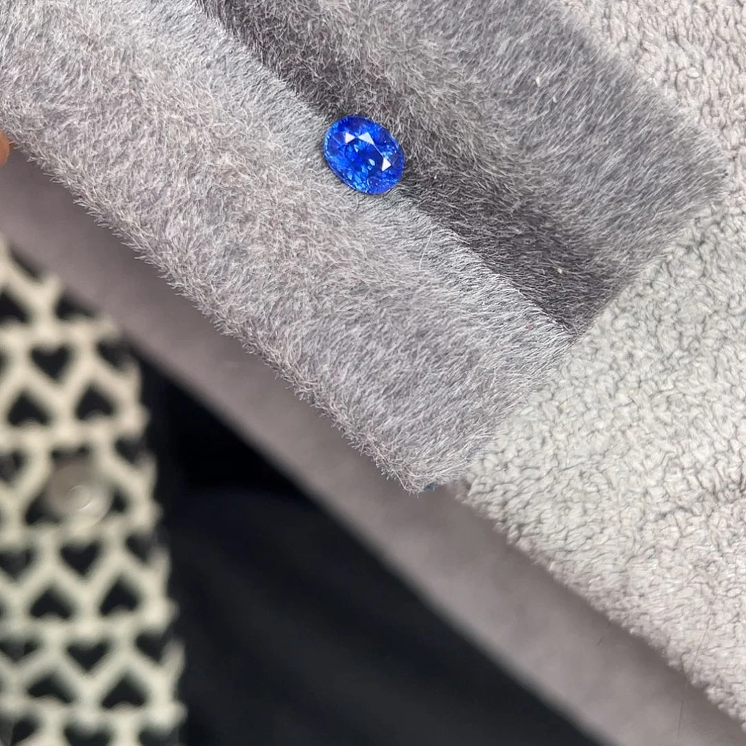 蓝宝石裸石未镶嵌0.954Ct。