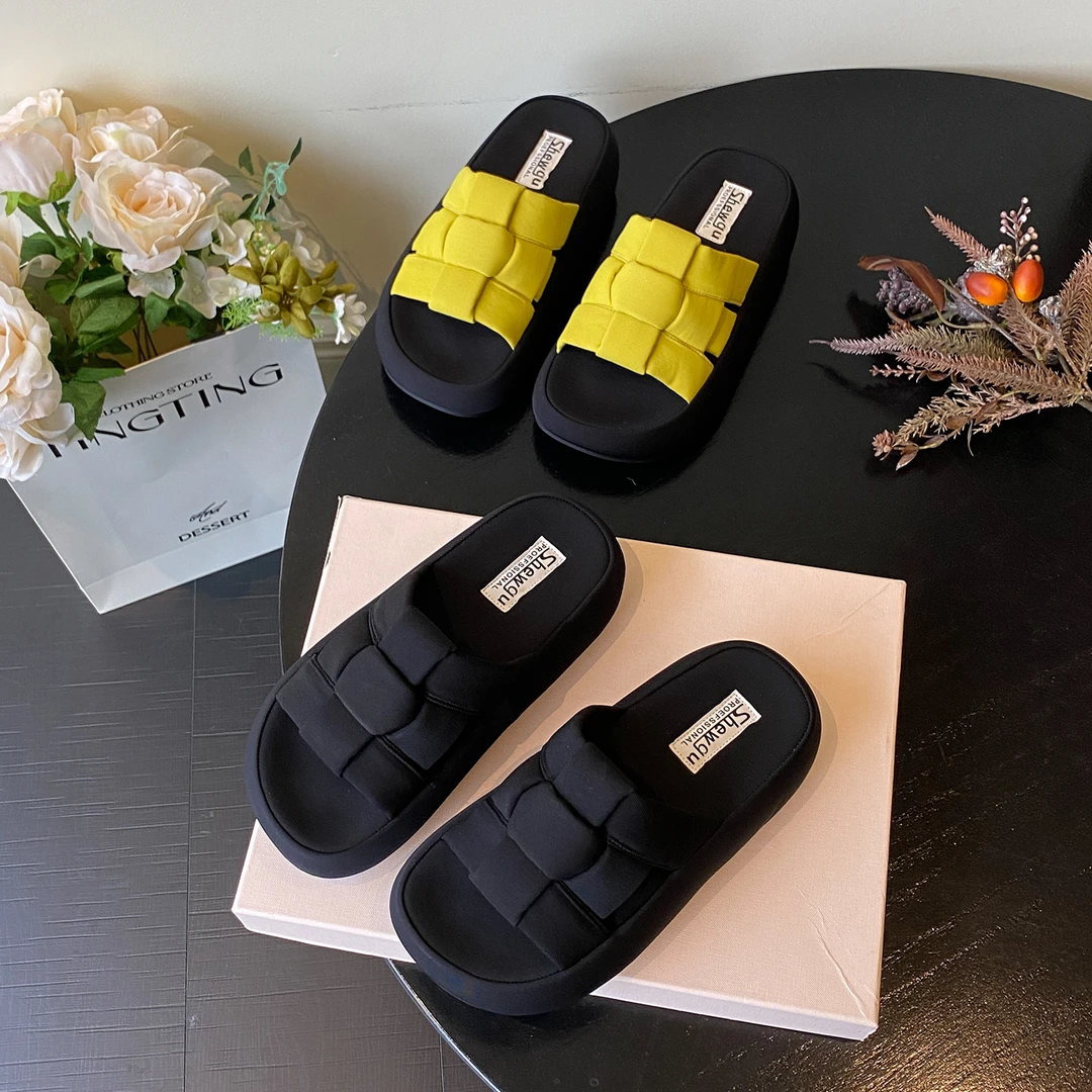 超火编织厚底拖鞋女外穿2025夏季新款踩屎感面包休闲沙滩一字凉拖