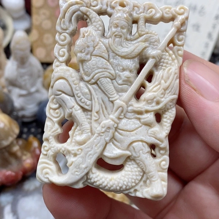 颈饰未镶嵌硅化珊瑚（珊瑚玉）