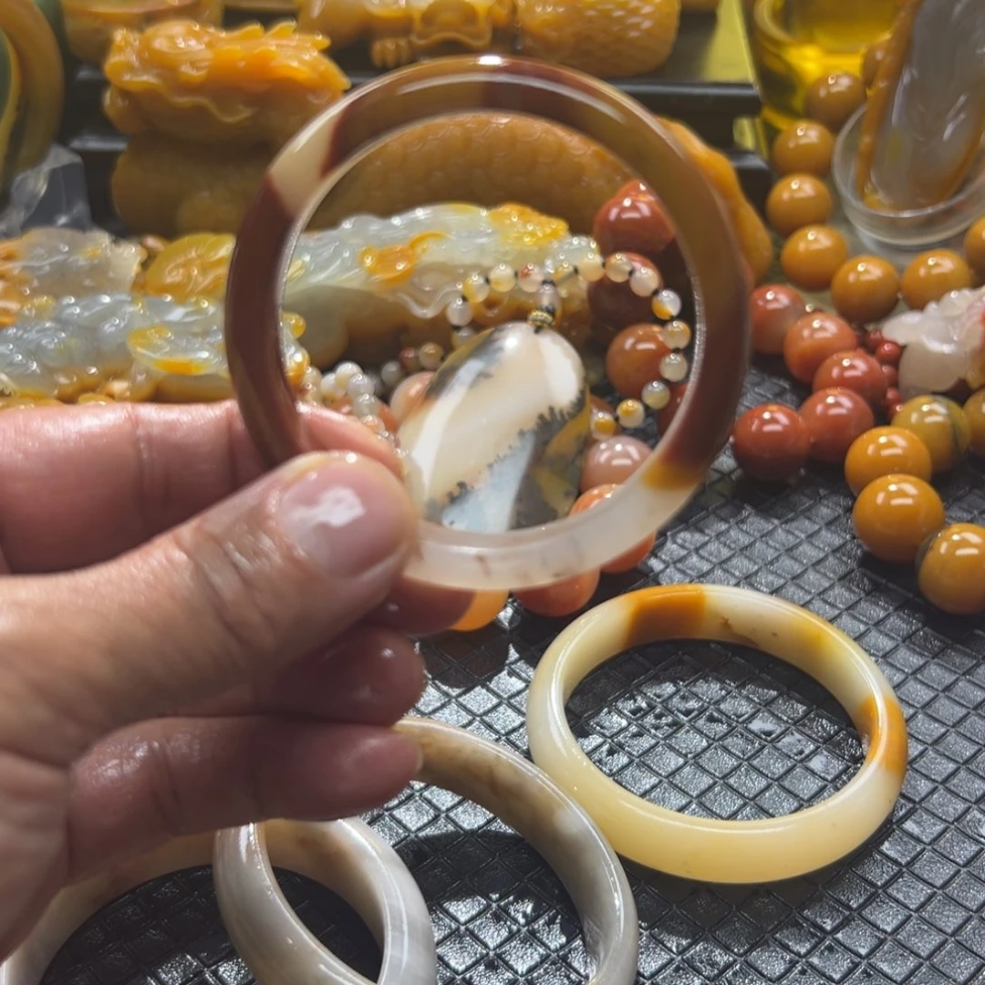 石英质玉未镶嵌颈饰