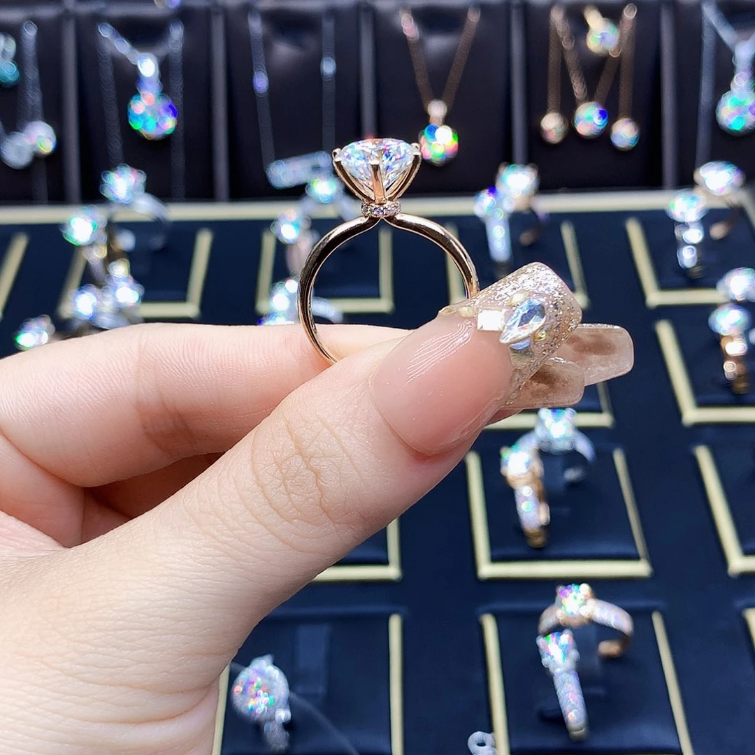 戒指/指环18K金镶嵌合成碳硅石（莫桑石）万****?