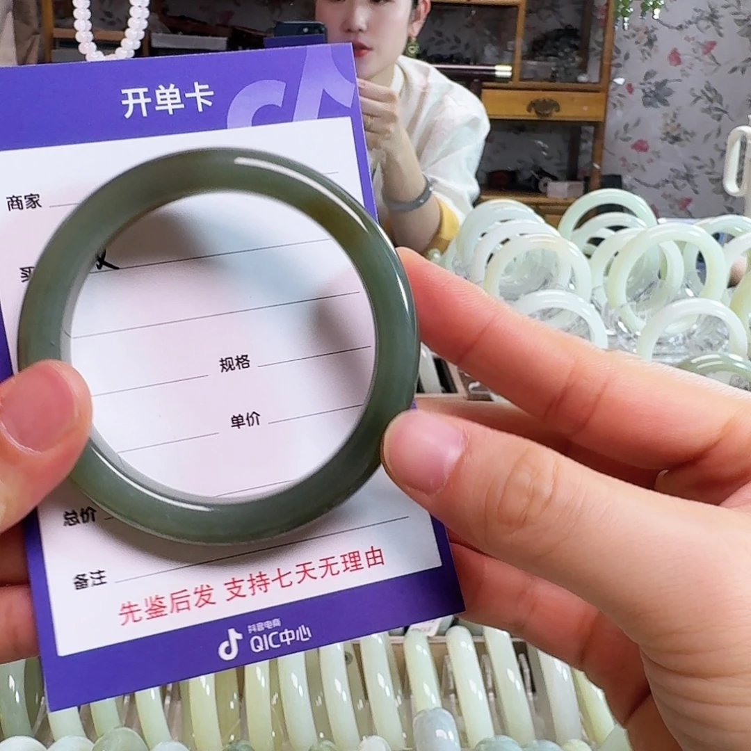 L***r和田玉未镶嵌手镯