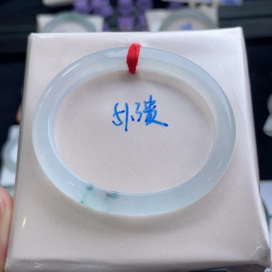 翡翠手镯未镶嵌翡翠