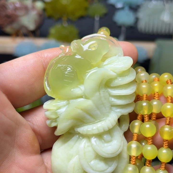 蛇纹石玉未镶嵌颈饰