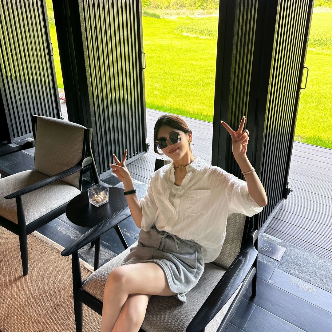 希娜 温柔 气质纯色小方领竖条衬衫