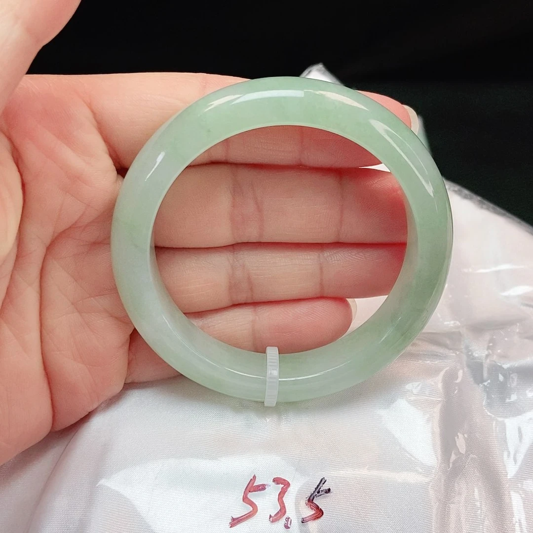 翡翠手镯未镶嵌正圈