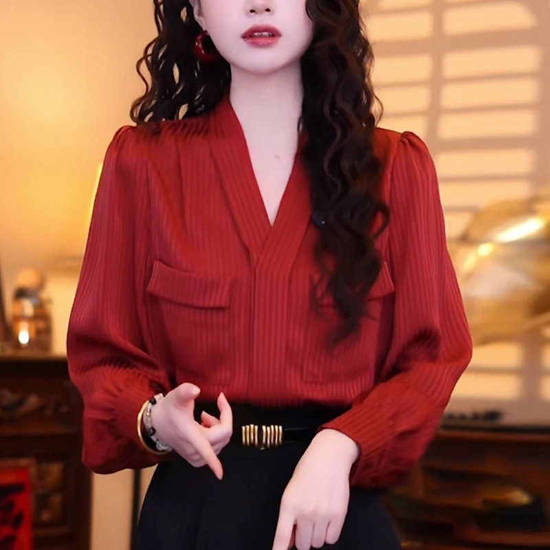 2025秋季新款红色V领条纹长袖衬衫女高级感洋气减龄休闲显瘦上衣