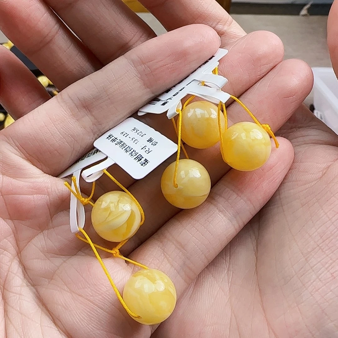 琥珀未镶嵌珠宝奇石多样性发其一