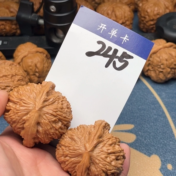 文玩核桃吊坠白狮子 42精修 245