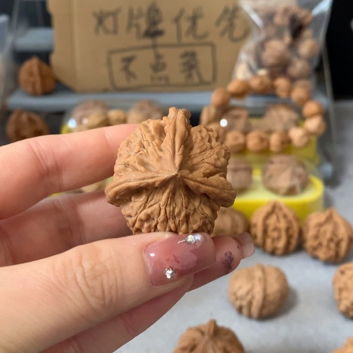 柒***柒吊坠文玩核桃异形单只，有瑕疵