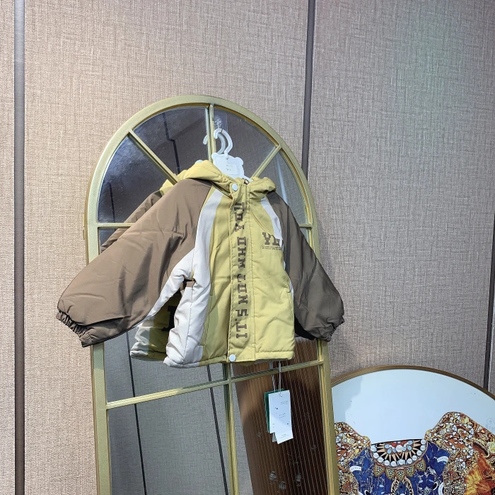 AV171   宝宝咖色拼接厚上衣外套