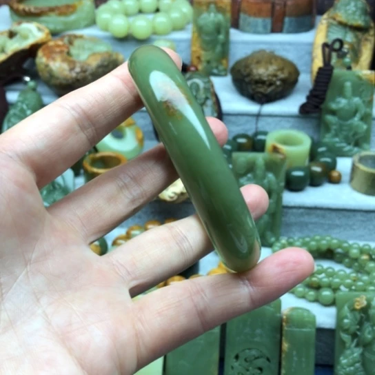 晓***食手串未镶嵌岫岩河磨玉（透闪石质玉）