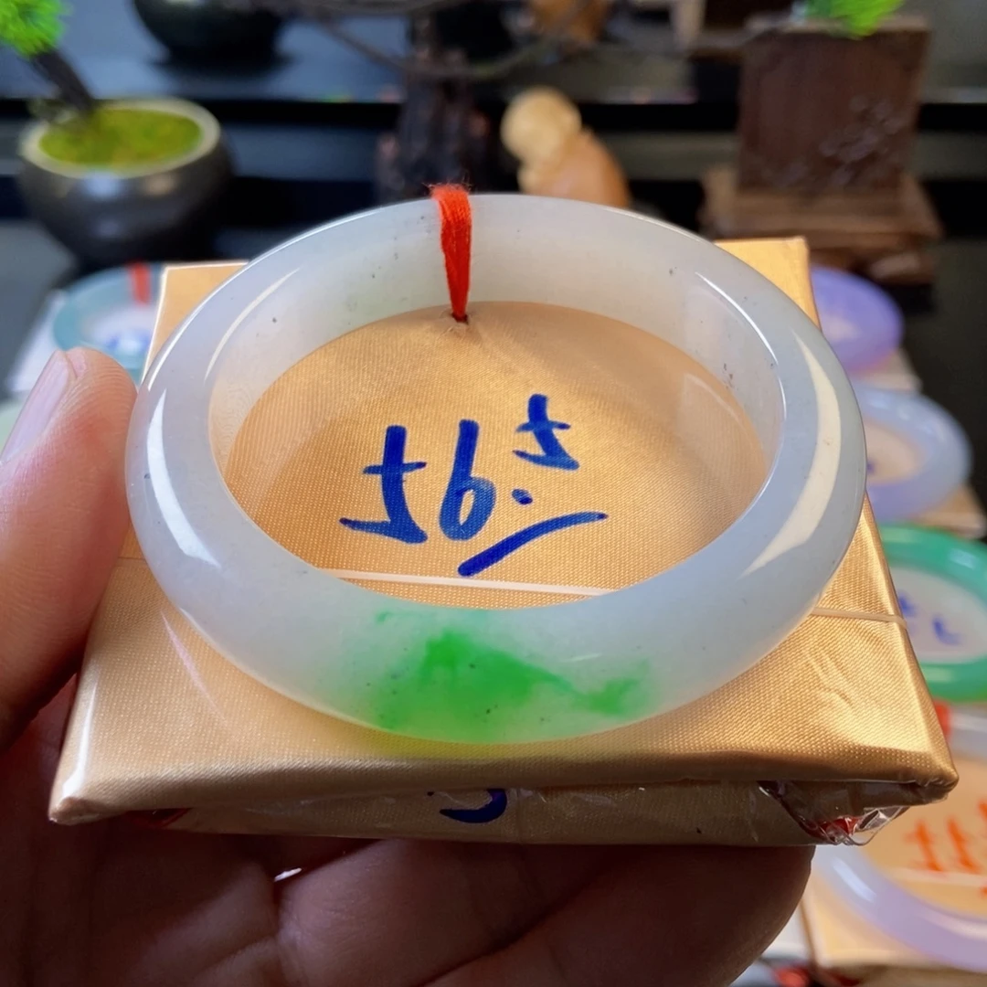 翡翠未镶嵌手镯21、白底青正圈