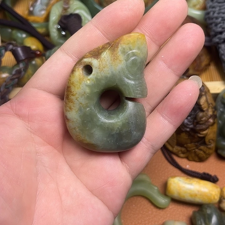 岫岩河磨玉（透闪石质玉）未镶嵌颈饰