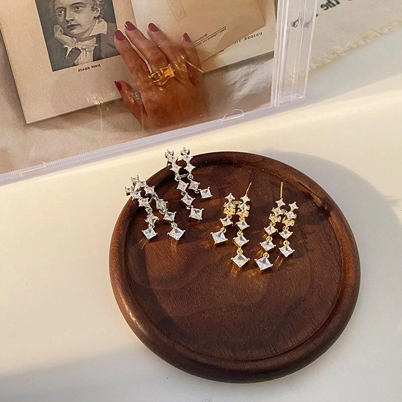 铜合金锆石耳饰 新款时尚高级设计感小众轻奢长款方块锆简约工个