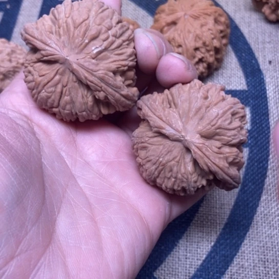 吊坠文玩核桃闷白
