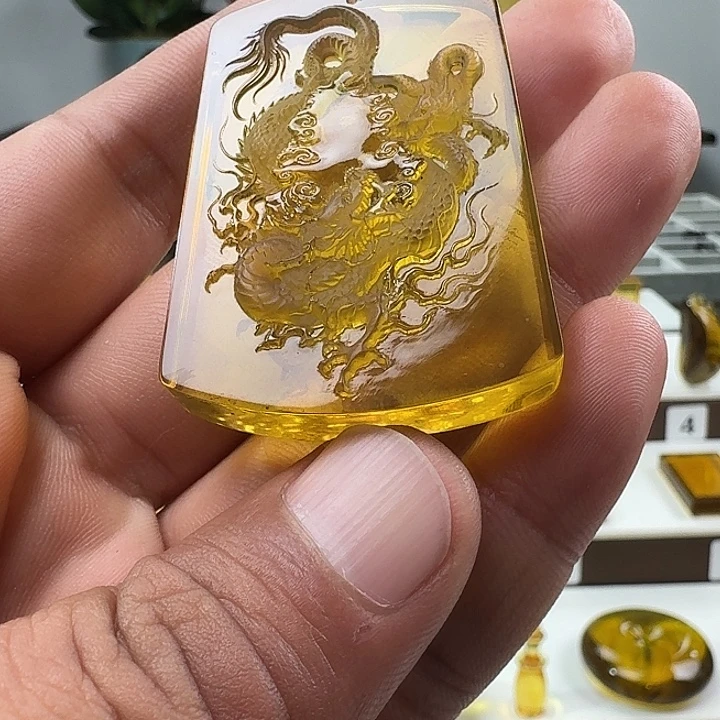 琥珀未镶嵌颈饰龙牌