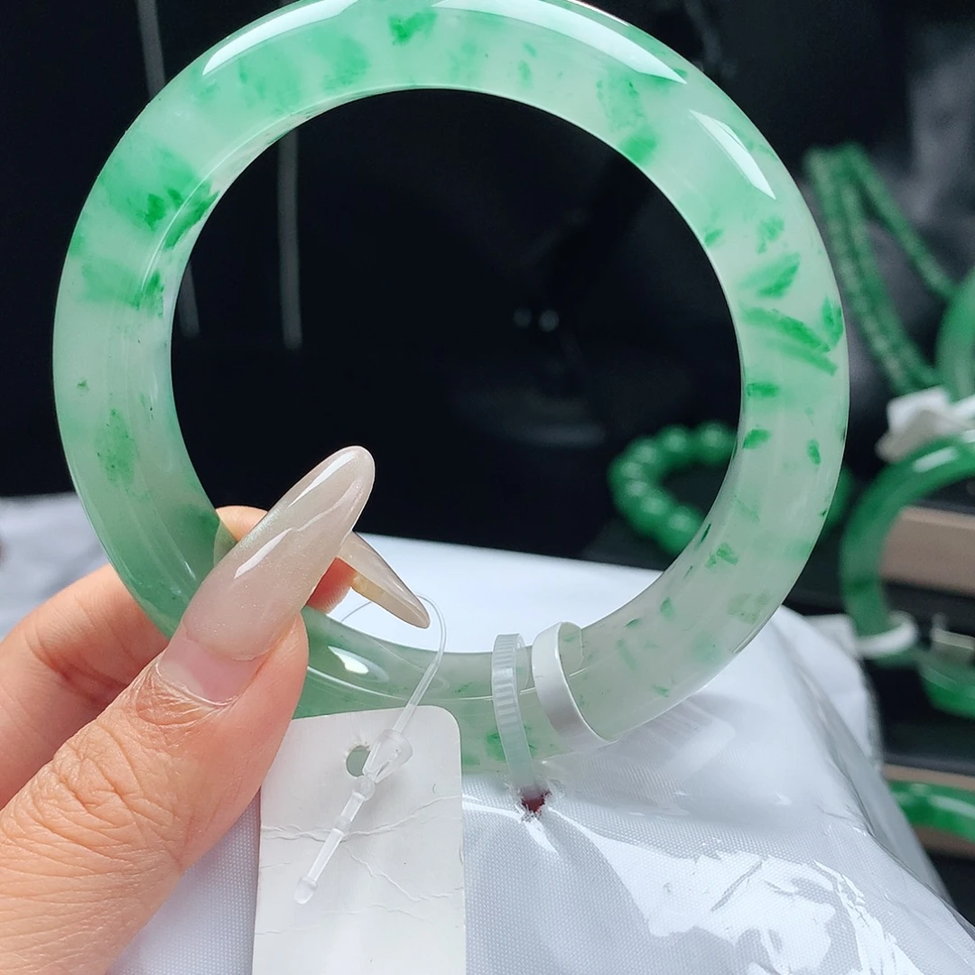 辰***未镶嵌手镯58石英质玉