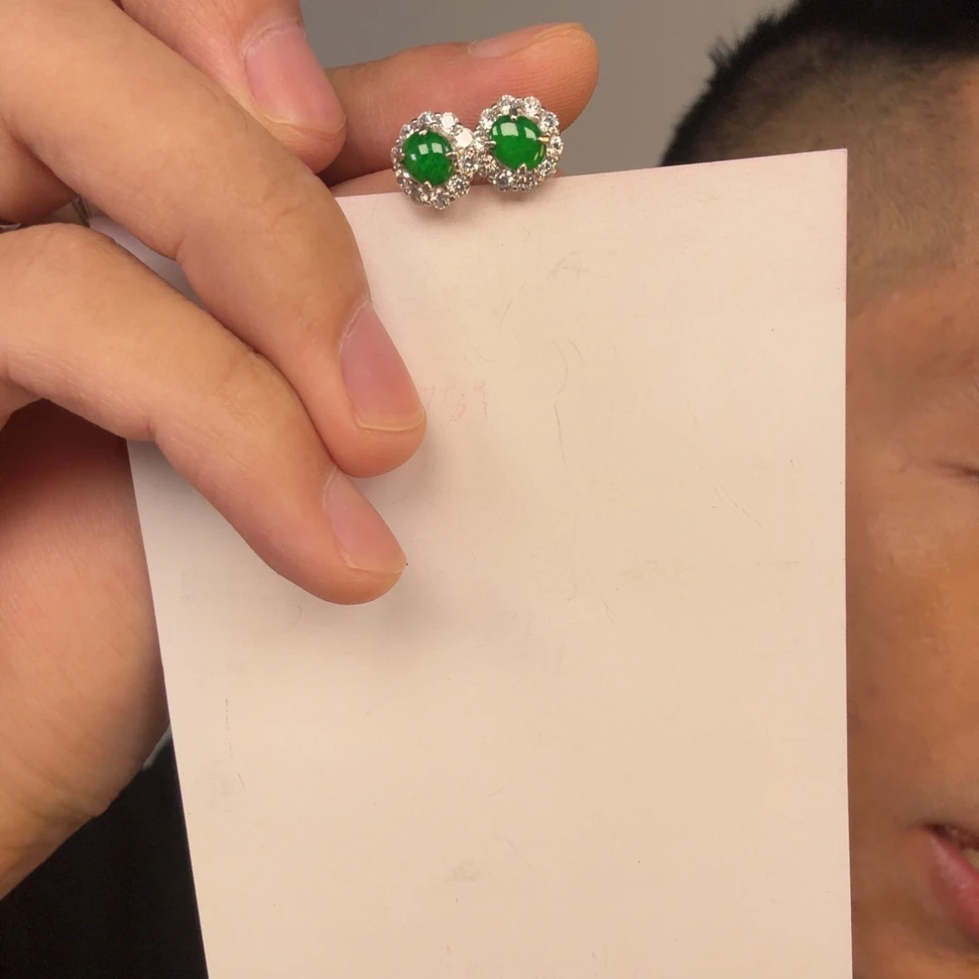 翡翠未镶嵌颈饰一对