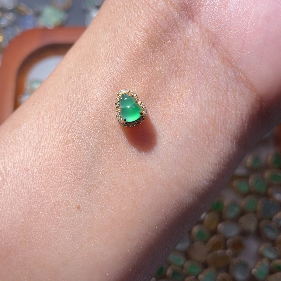 吊坠(不含链)18K金镶嵌翡翠M****?