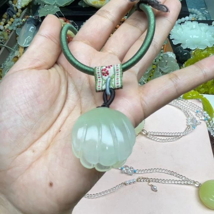 泓***ì蛇纹石玉未镶嵌颈饰