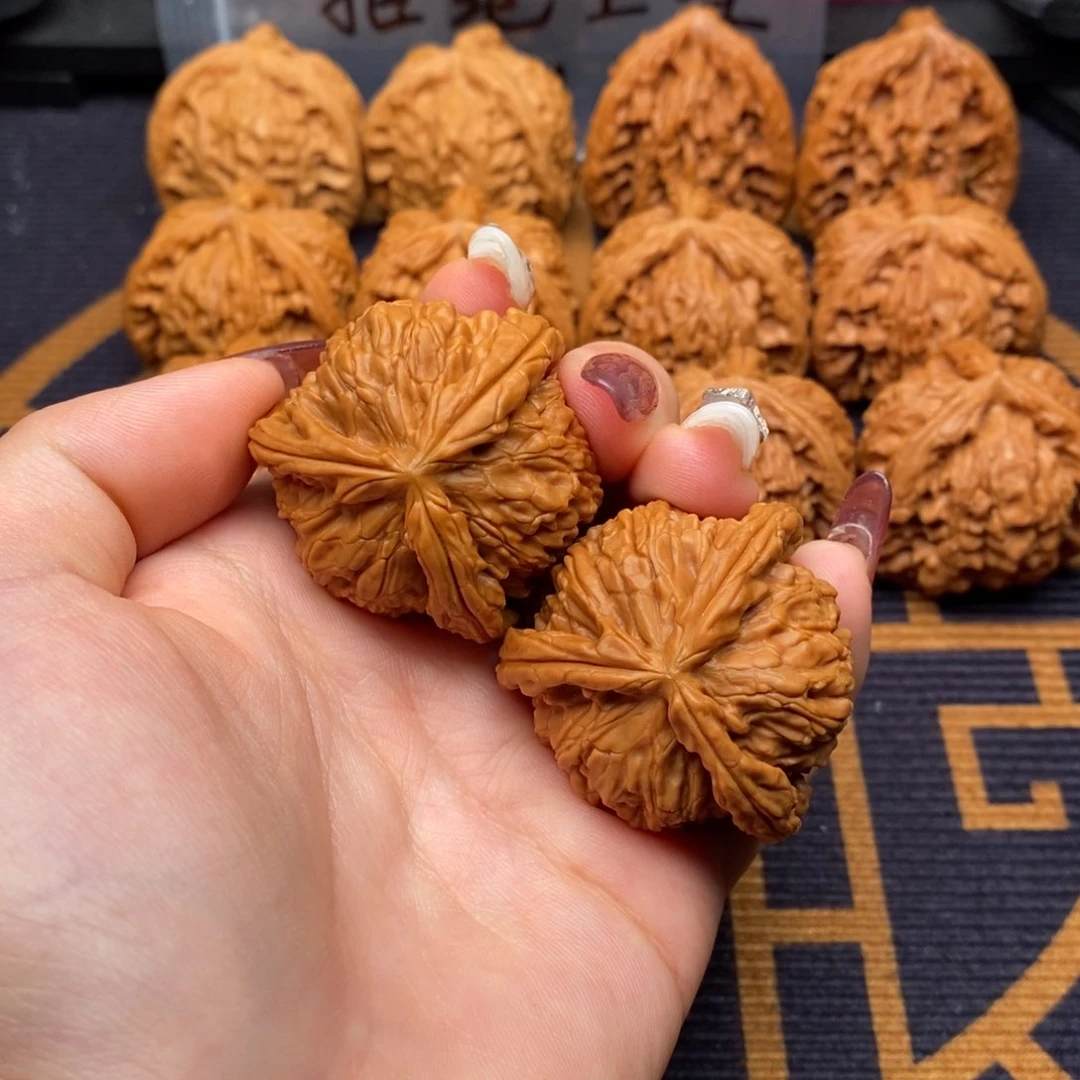 （***）文玩核桃吊坠白狮子