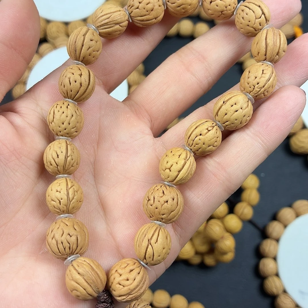 吊坠桃核金鱼肚手持