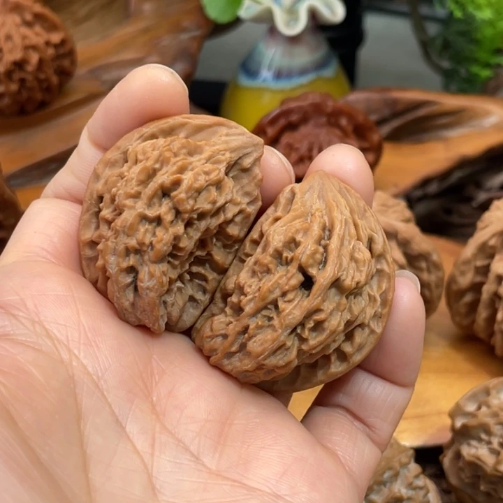 野生秦公子半壁文玩核桃