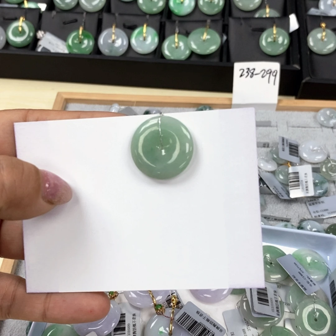 翡翠颈饰未镶嵌平安扣