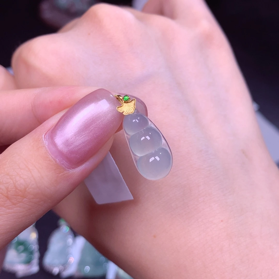 颈饰18K金镶嵌翡翠福豆