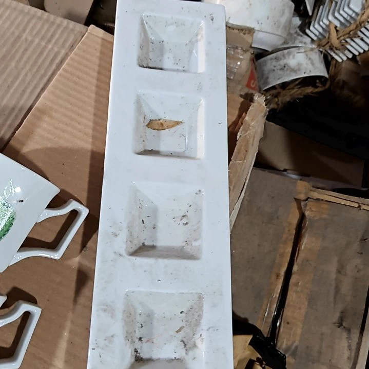 瓷片盘子碗茶壶啥都有