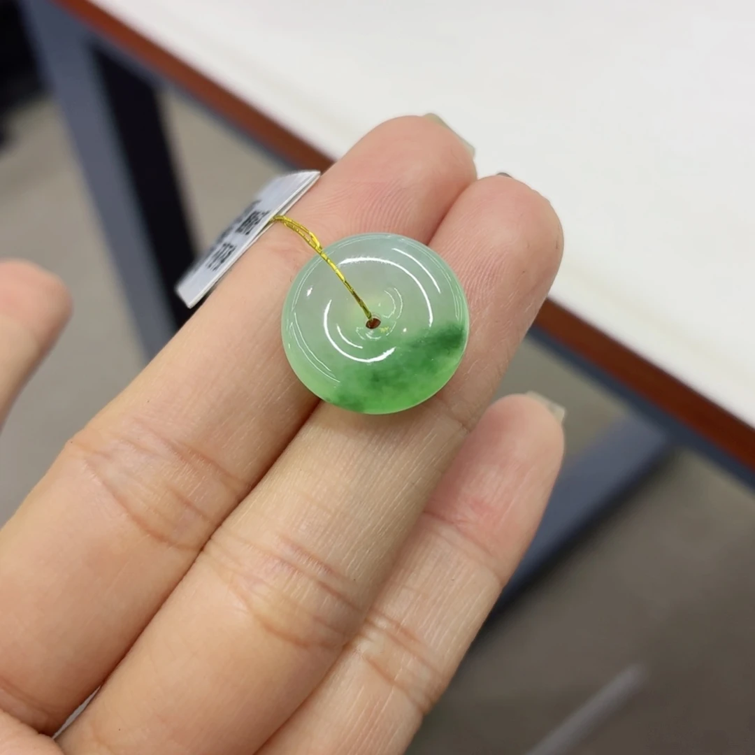 翡翠未镶嵌颈饰平安扣