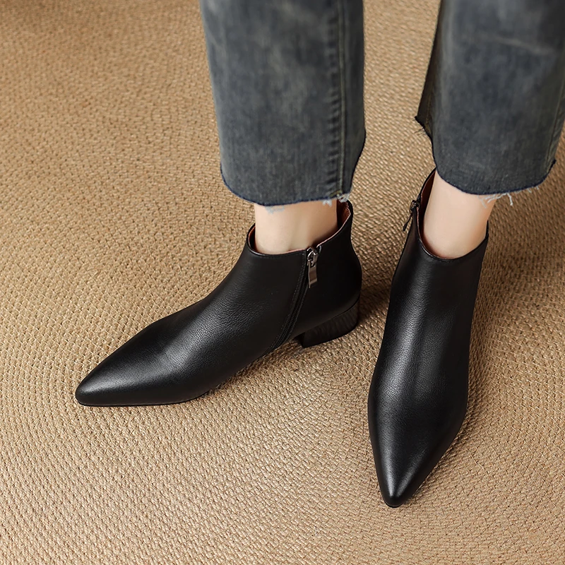 2025秋冬新款时装短靴女粗跟侧拉链复古百搭时尚气质中跟切尔西靴