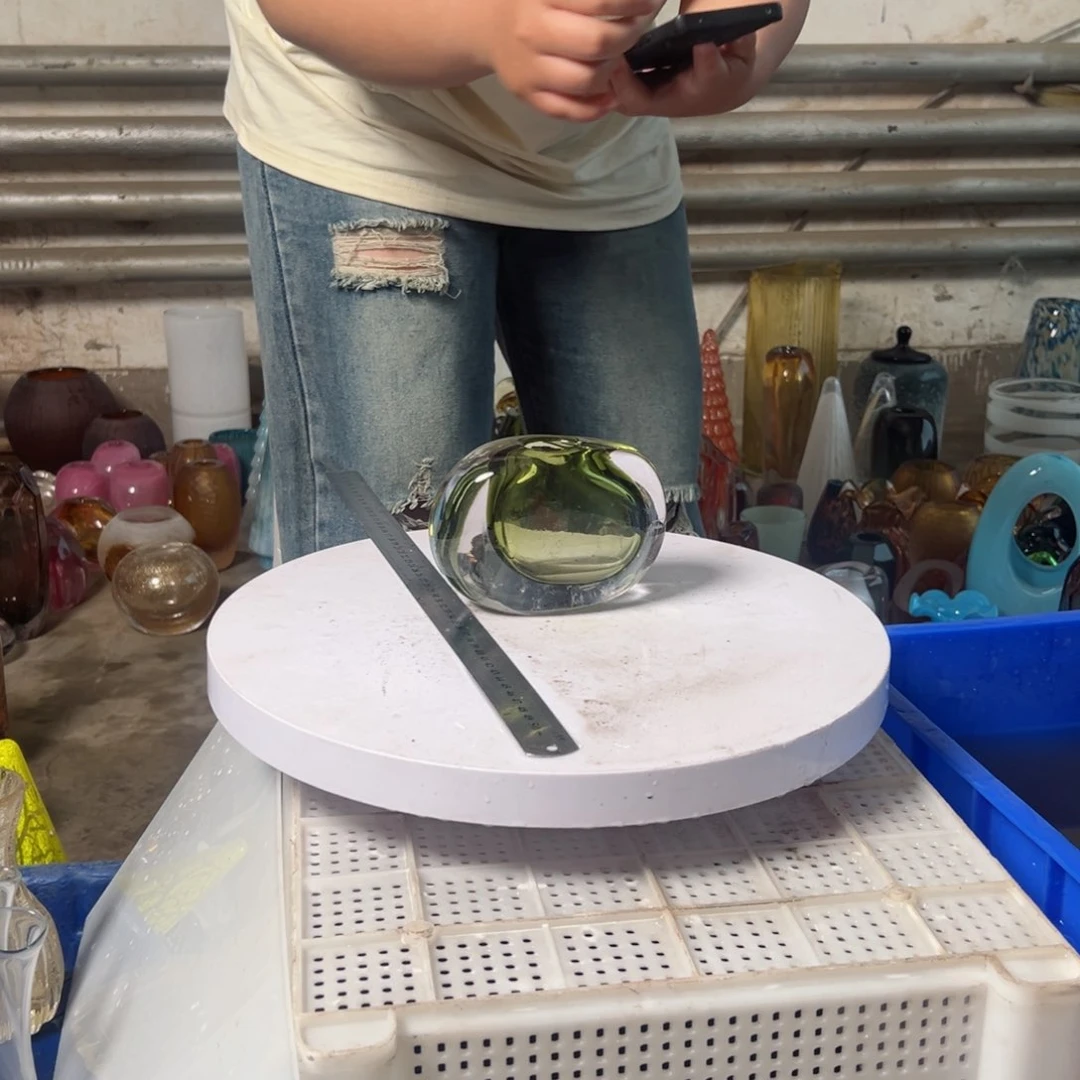 橄榄绿琉璃花器摆件高度14微瑕