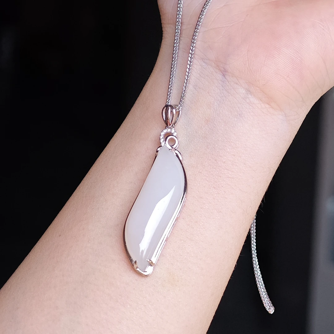 新疆爱思尔和田玉白玉S925银镶柳叶吊坠JY0109-10（多样性发货）