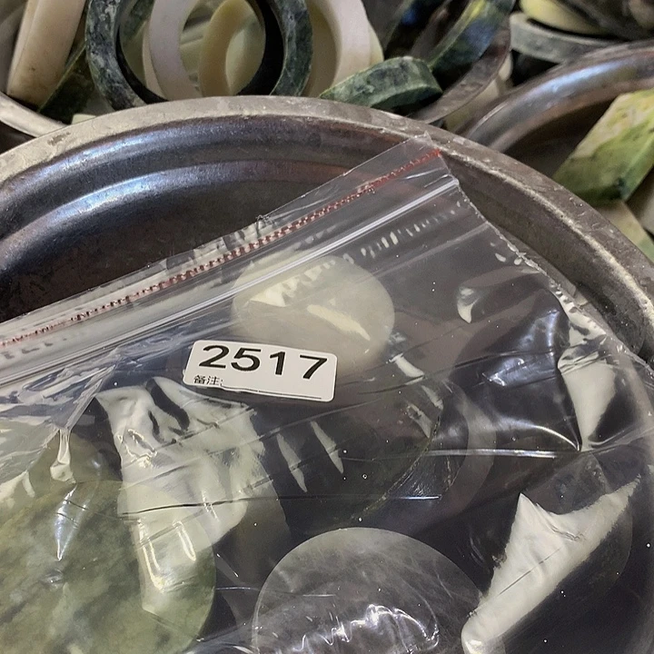 弘***育未镶嵌蛇纹石玉手镯