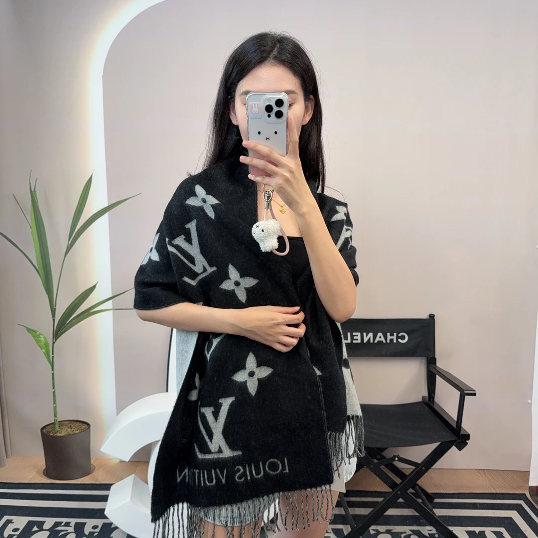 95新 LouisVuitton/路易威登 麦殿/羊绒围巾黑灰/250629WYYBY01
